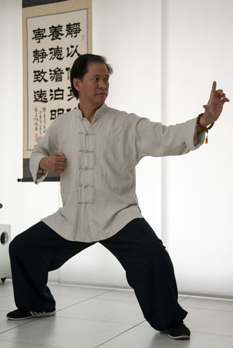 Shukin Cheung zeigt eine Qi Gong Pose